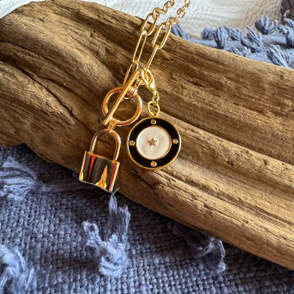 Paperclip necklace, toggle closure, gold locket and charm with stars 18 in NIB